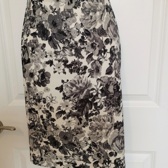NWOT Mack + Liam pencil skirt black and white rose floral - Picture 9 of 10